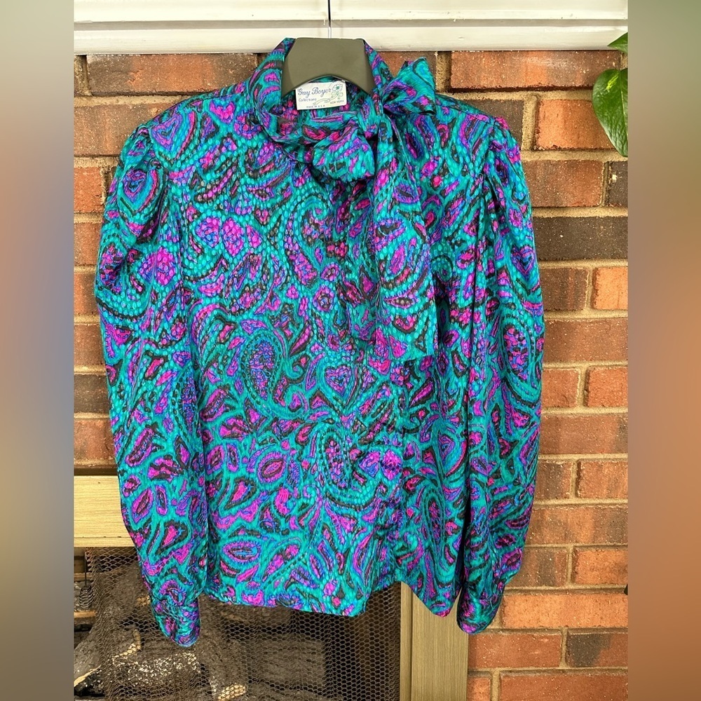 🛍️ vintage blouse with ties side of the neck. Excellent condition.
